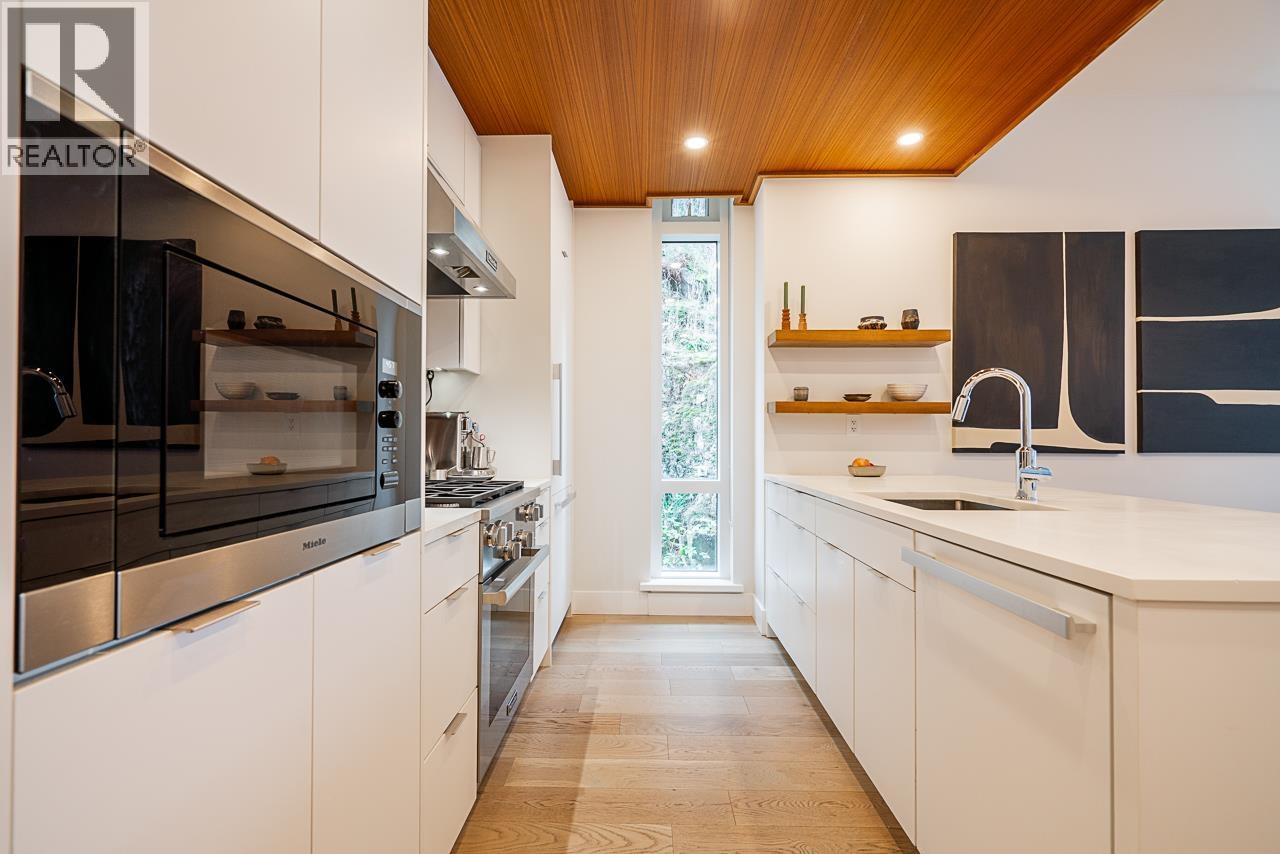 401 6699 NELSON AVENUE, West Vancouver