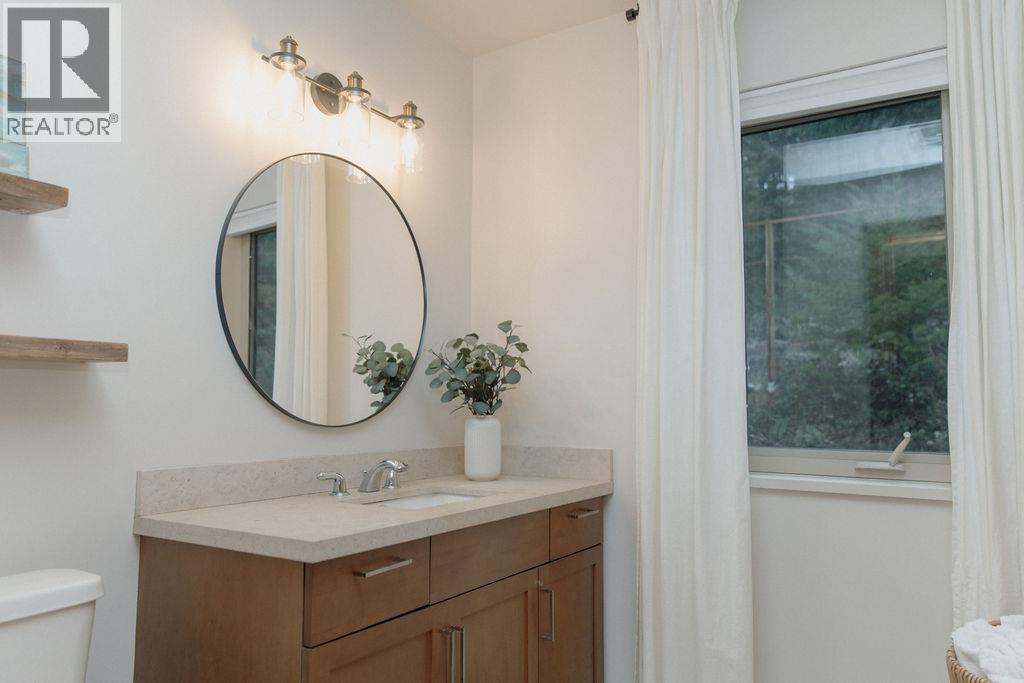 1380 FERNIE ROAD, Bowen Island