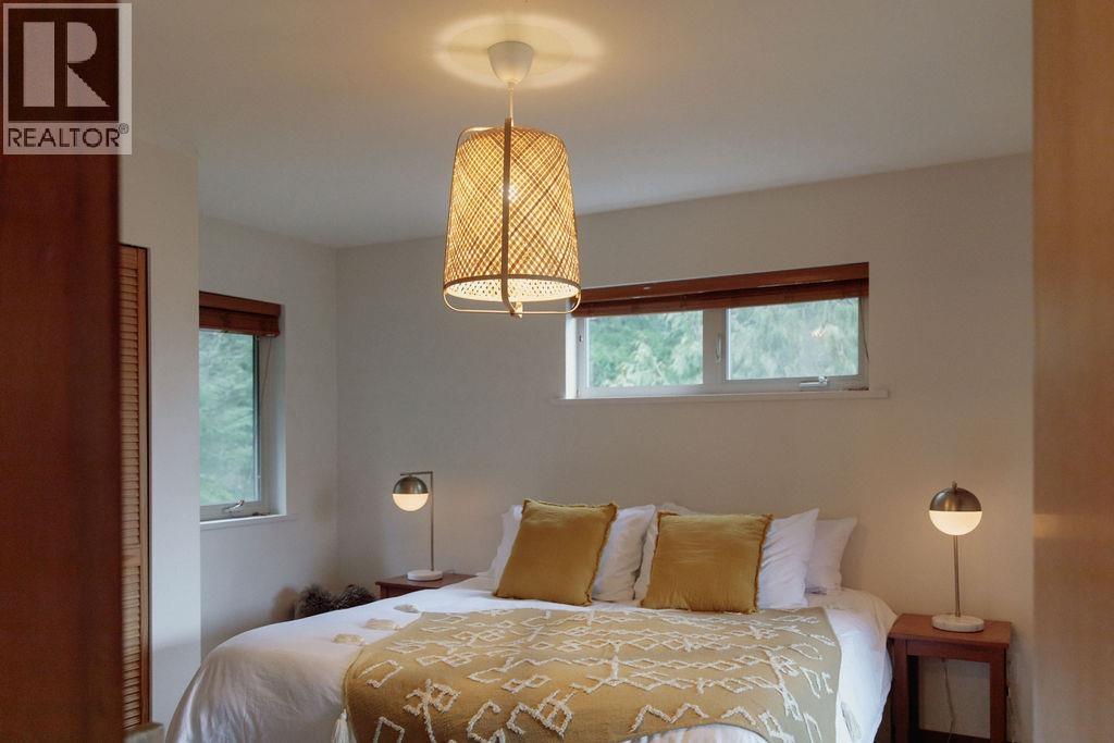 1380 FERNIE ROAD, Bowen Island