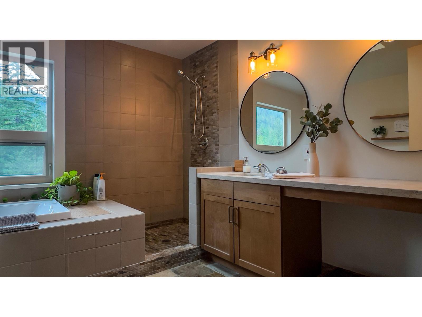 1380 FERNIE ROAD, Bowen Island