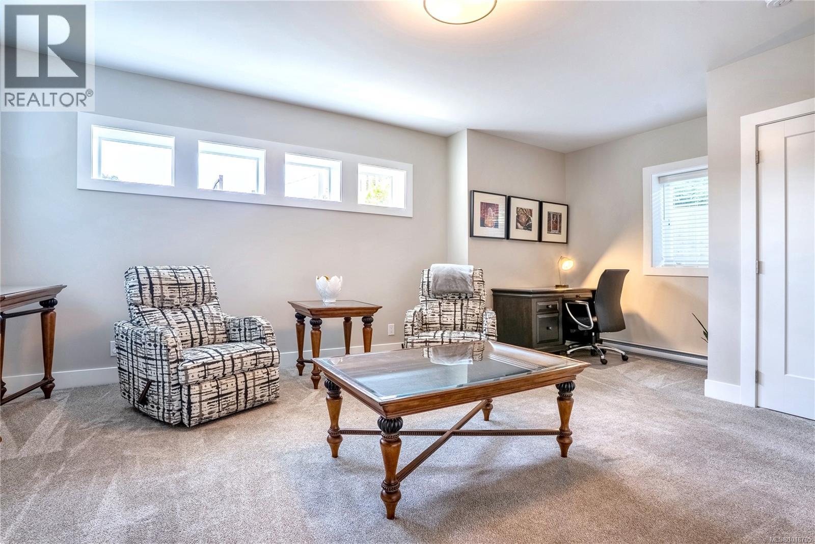  812 Mann Avenue, Saanich