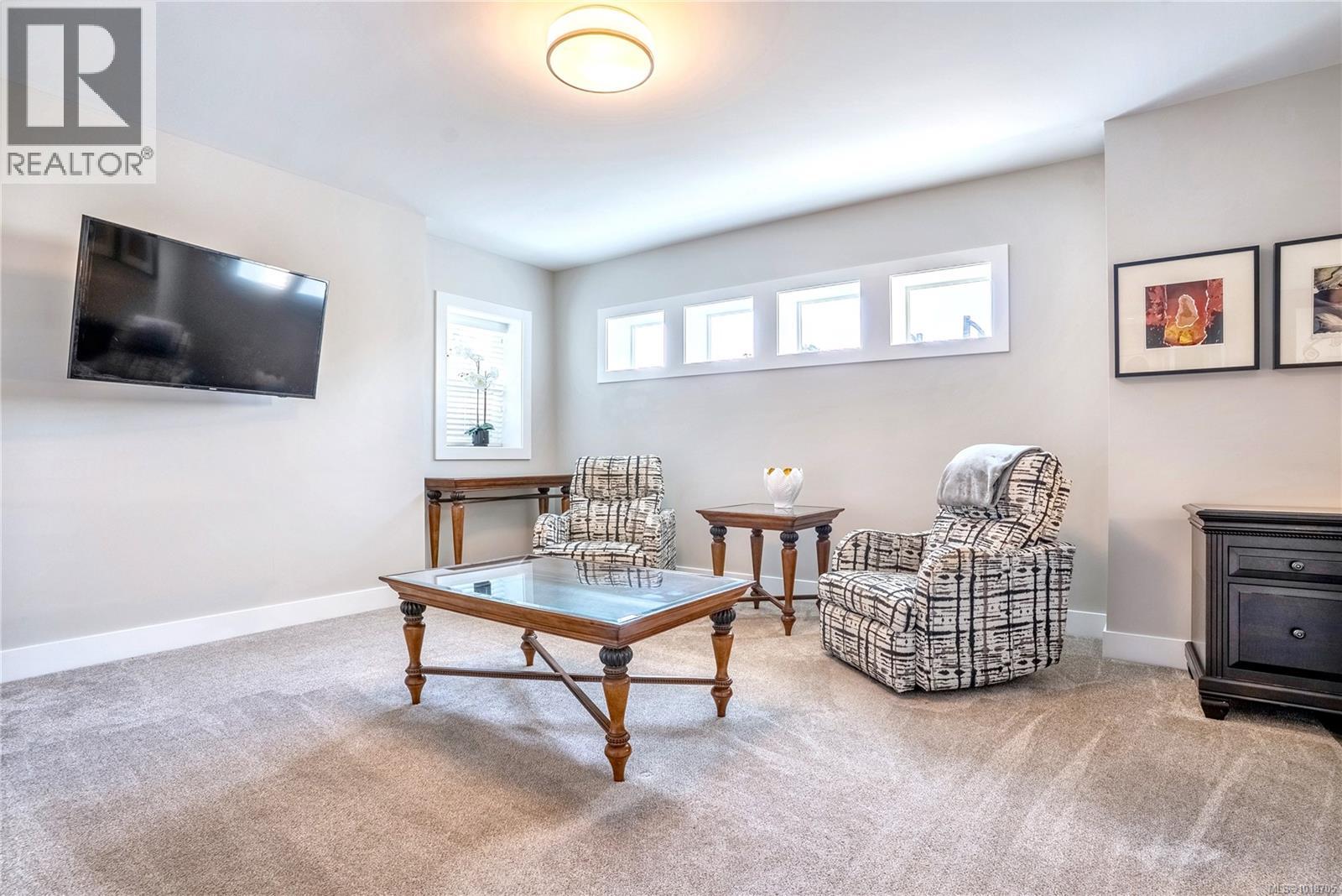  812 Mann Avenue, Saanich