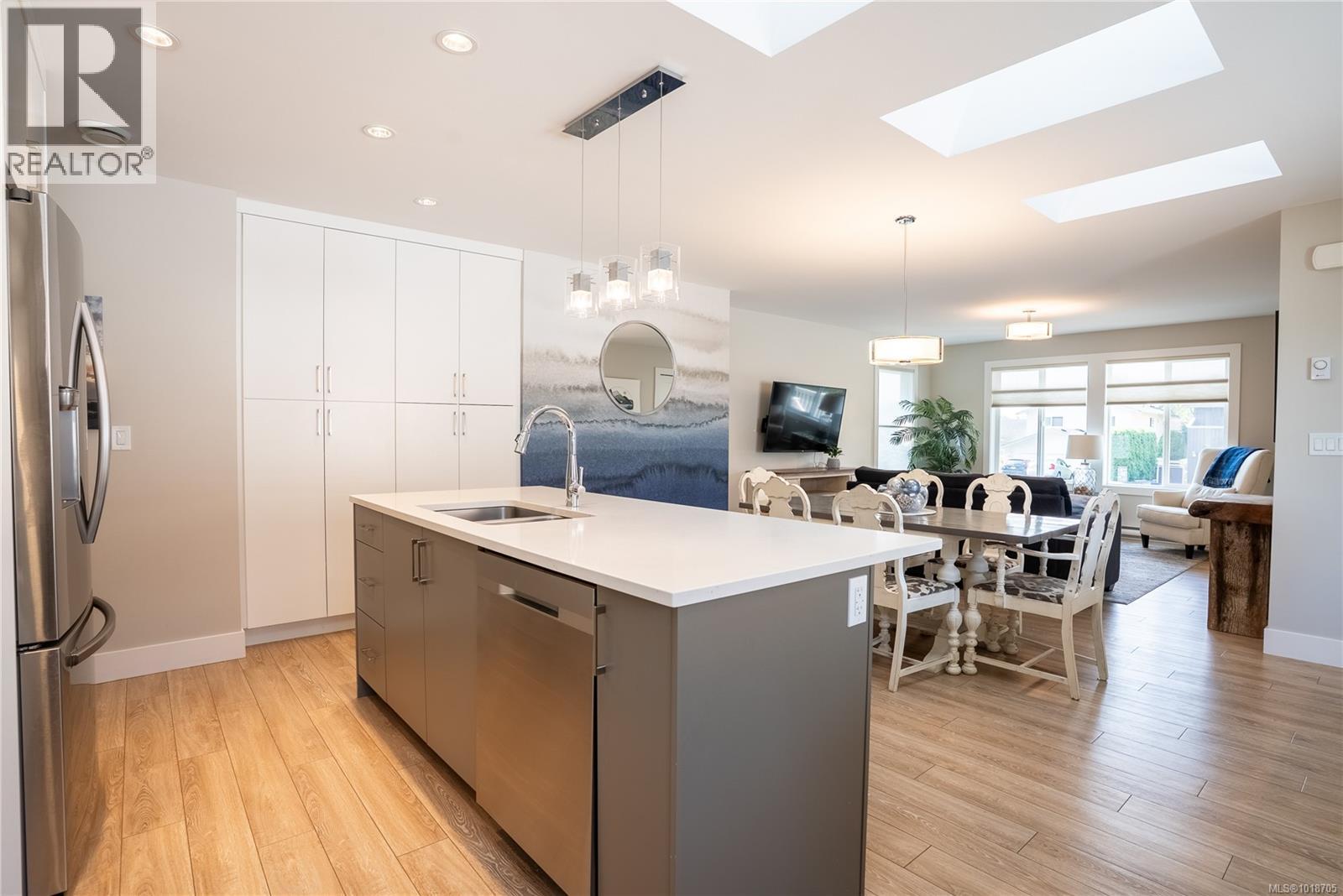  812 Mann Avenue, Saanich