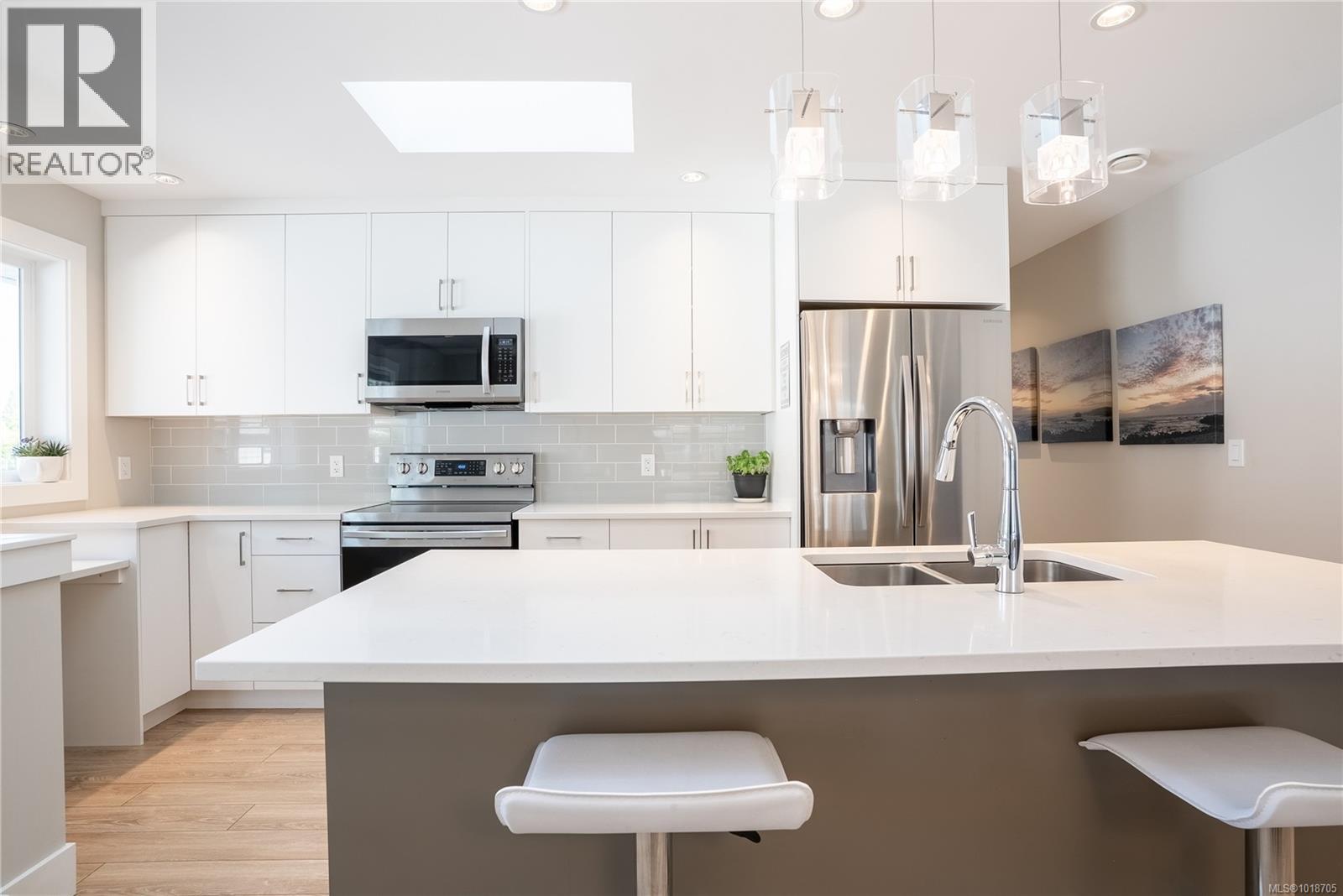  812 Mann Avenue, Saanich