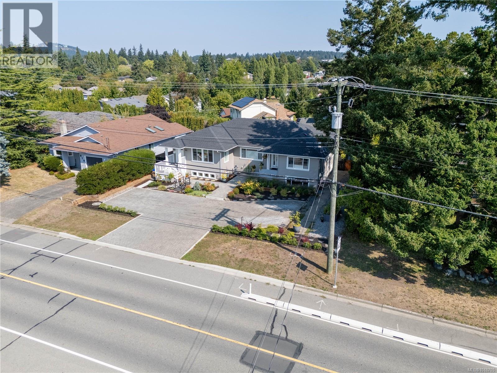  812 Mann Avenue, Saanich