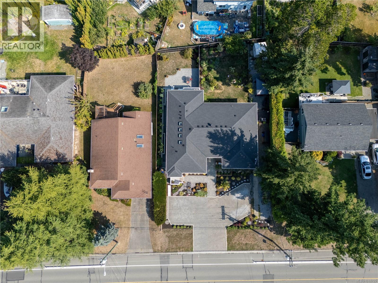  812 Mann Avenue, Saanich