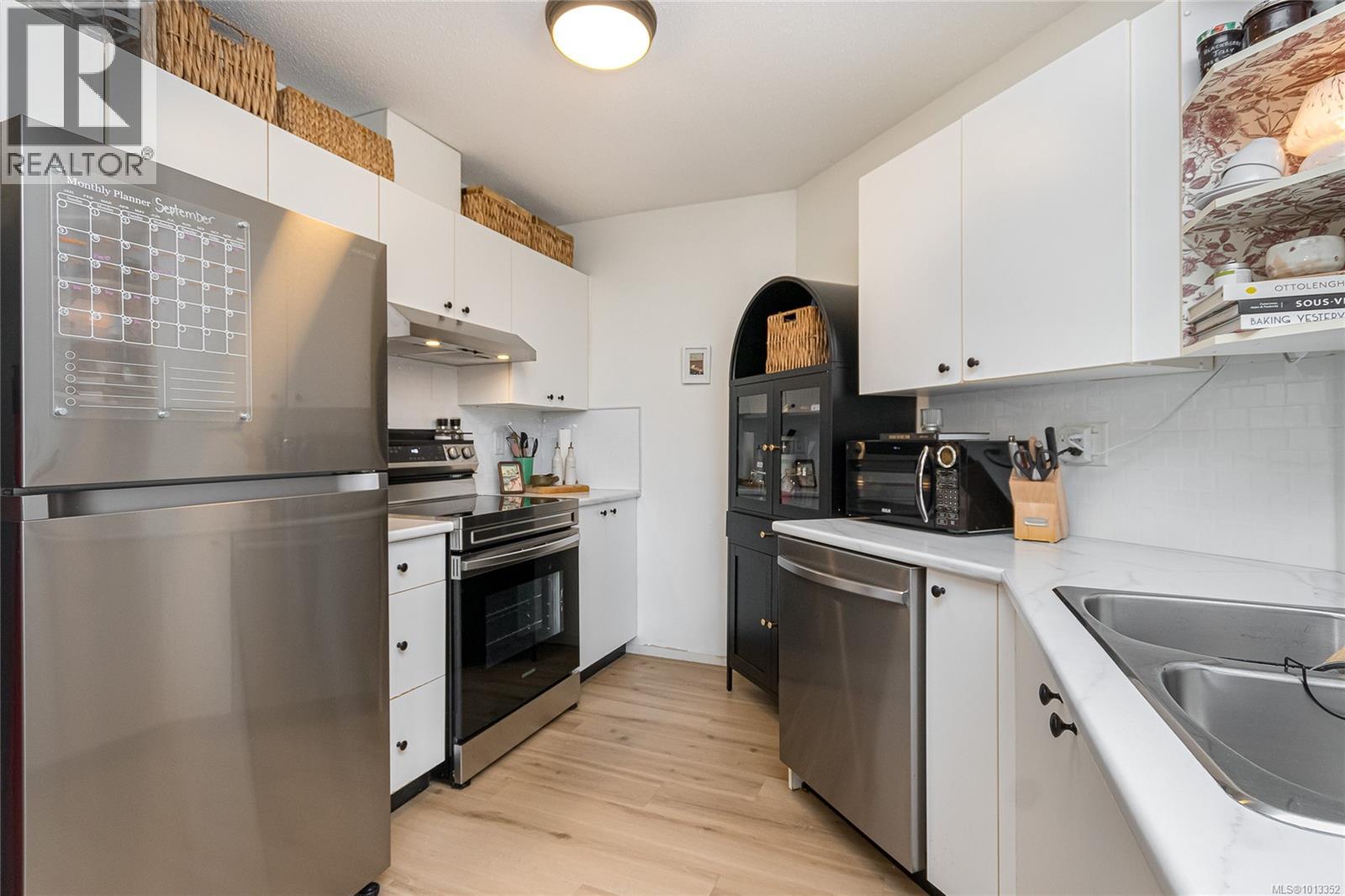 #410 2560 WARK ST - 12