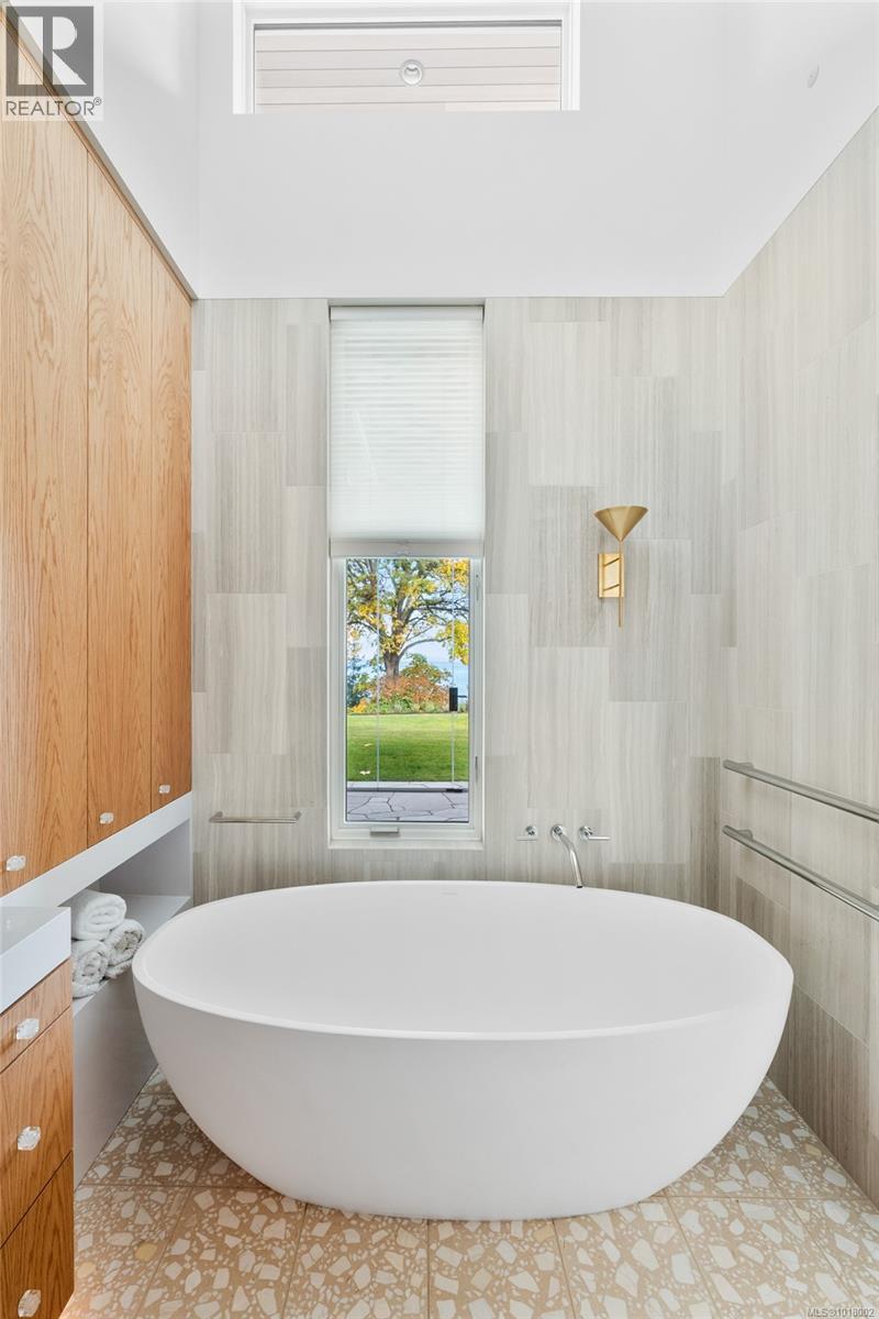  4570 Bissenden Place, Saanich