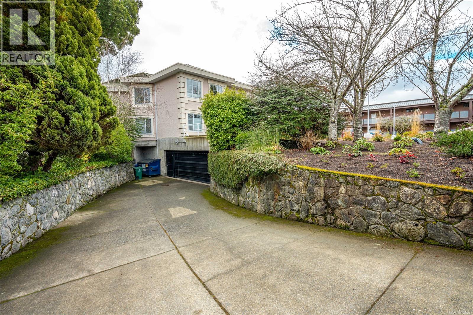 1 Buddy Rd, View Royal - Exteriors - Photo 5