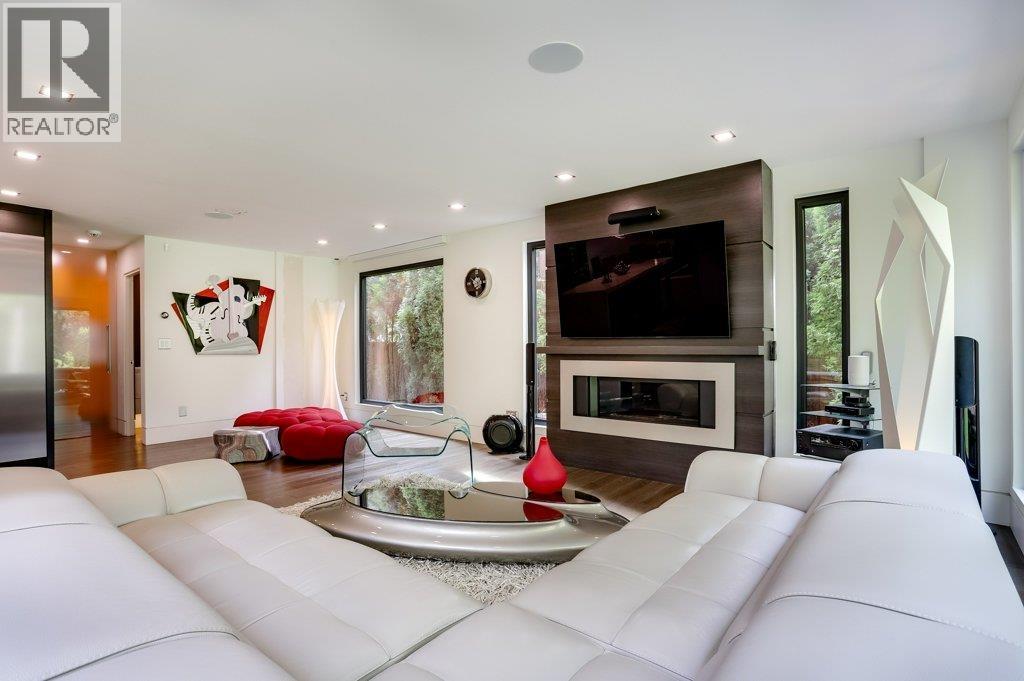 4577 CAPILANO ROAD, North Vancouver