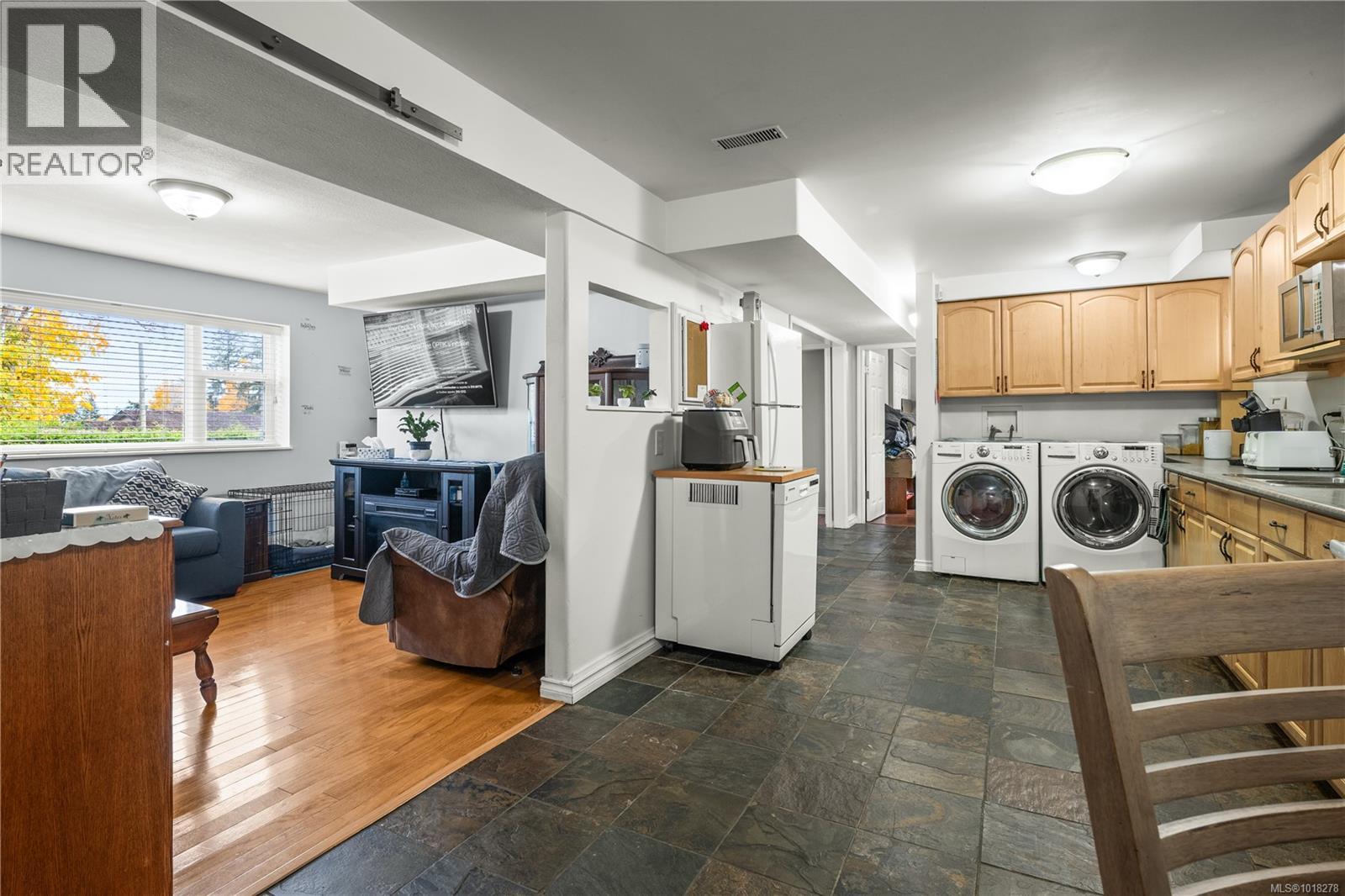 6081 PARKWAY DR - 31