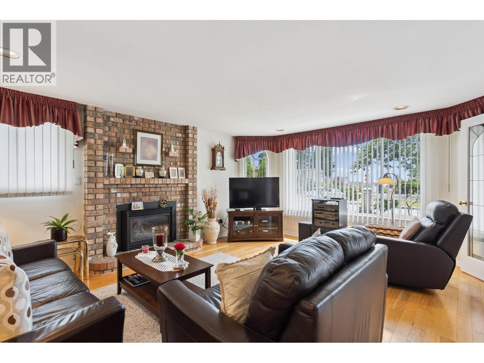 5889 NEVILLE STREET, Burnaby