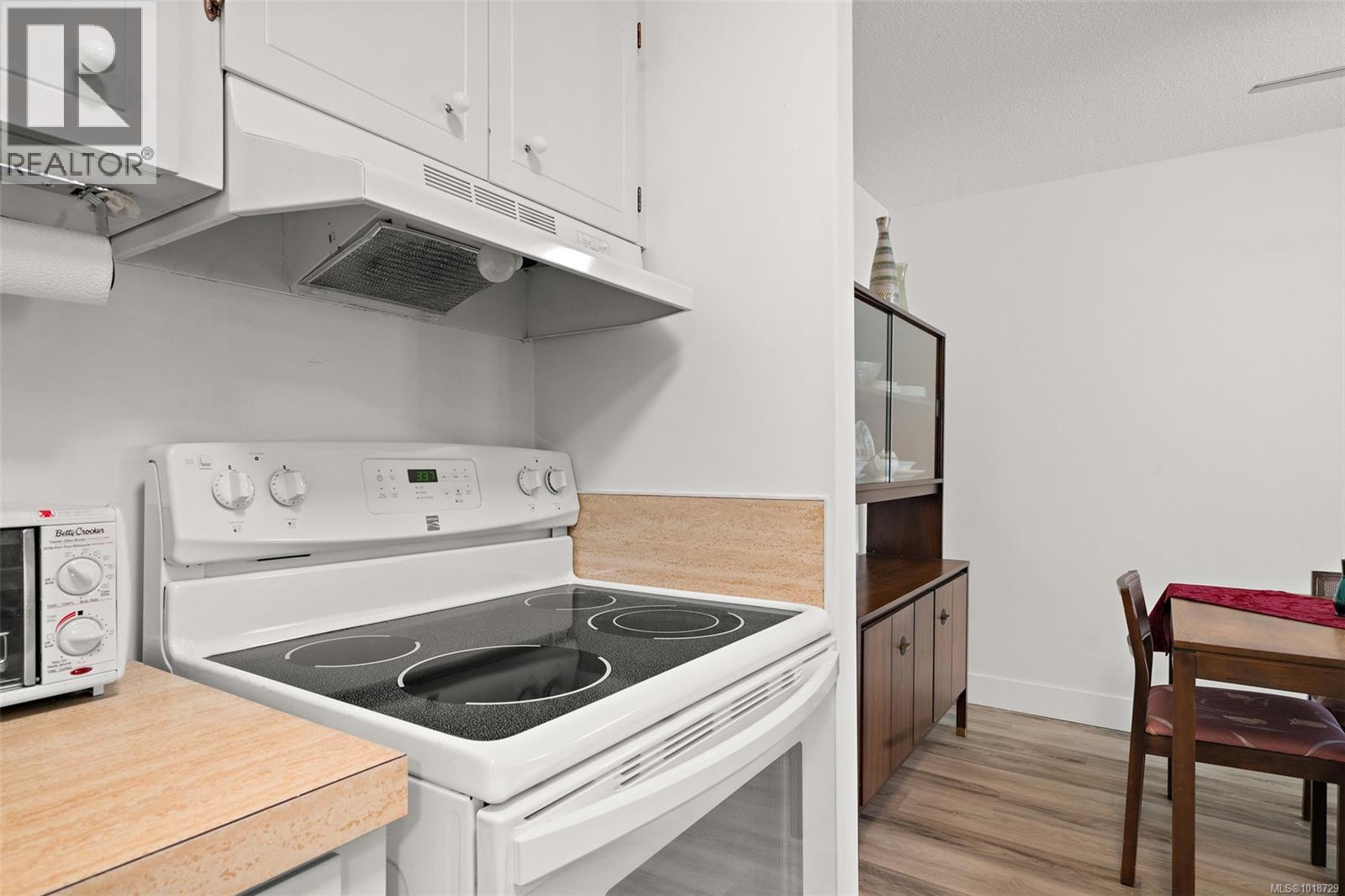 206 2050 White Birch Road, Sidney