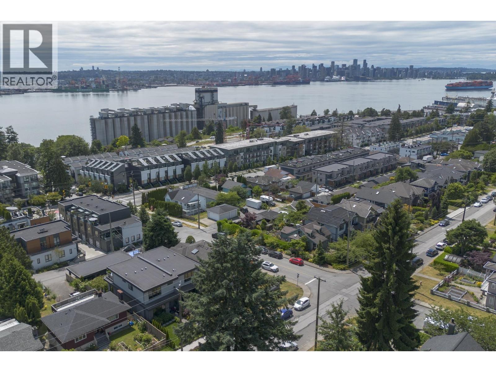 658 E 3RD STREET, North Vancouver