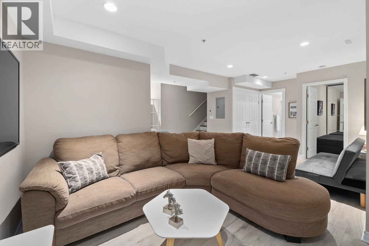 3135 SUNNYHURST ROAD, North Vancouver