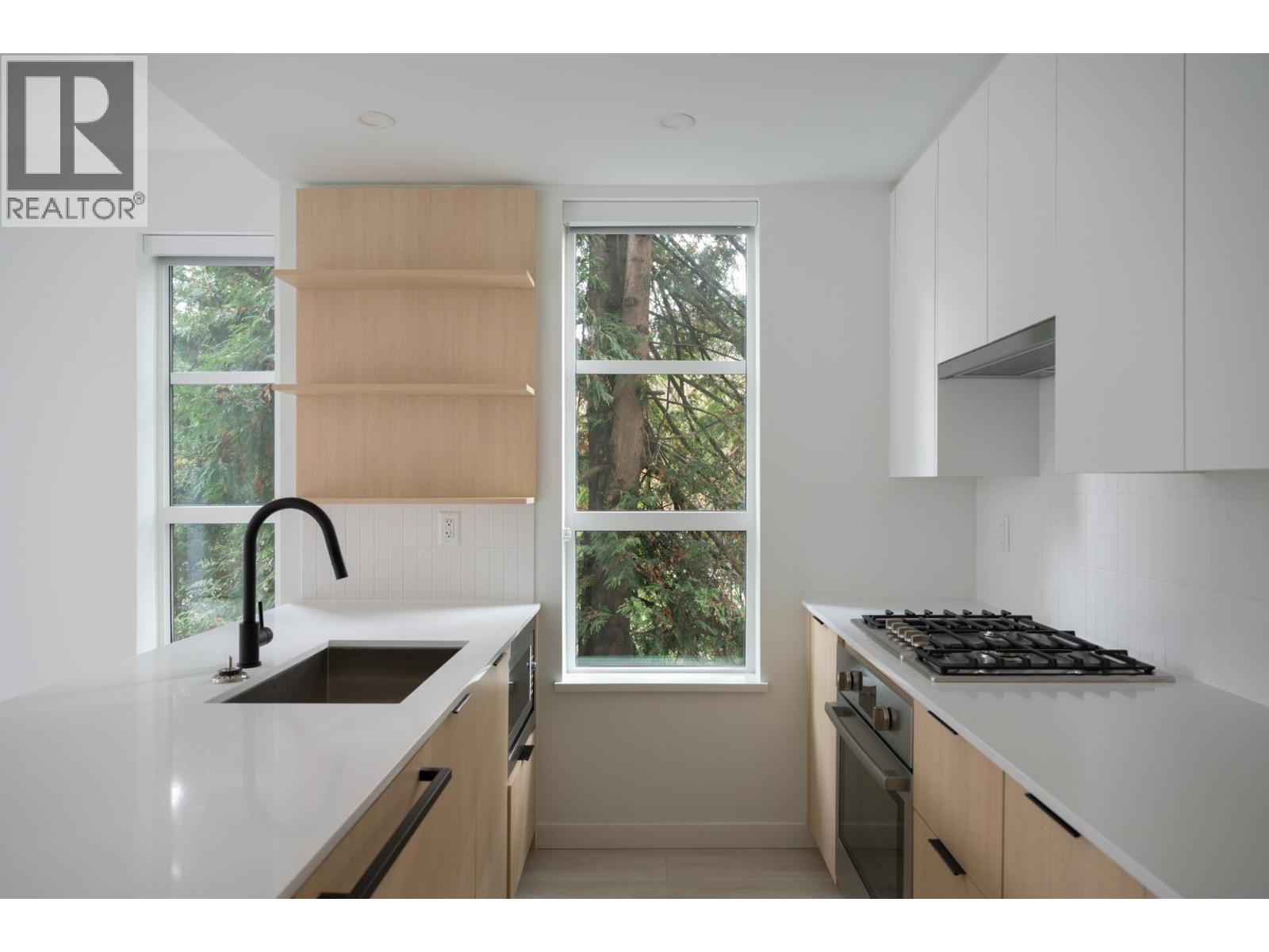 211 2045 HERITAGE PARK LANE, North Vancouver