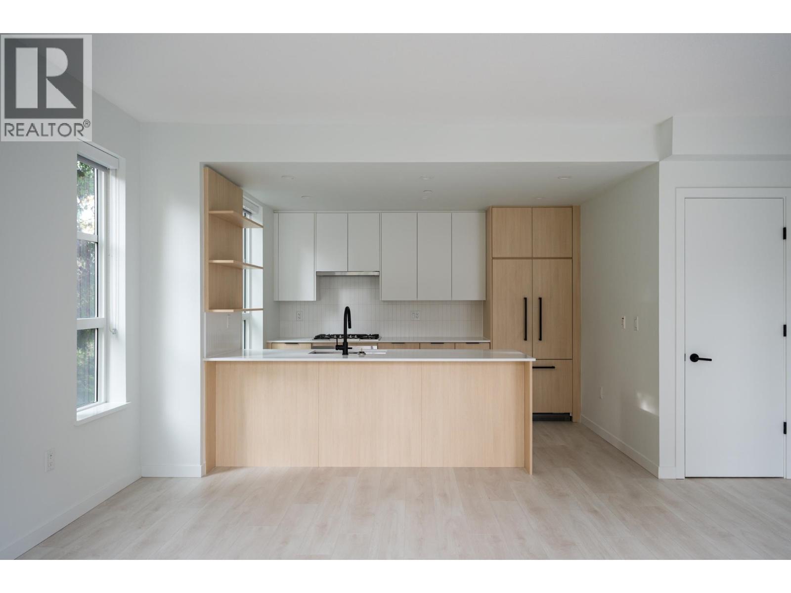 211 2045 HERITAGE PARK LANE, North Vancouver