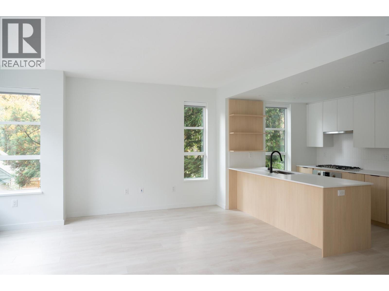 211 2045 HERITAGE PARK LANE, North Vancouver