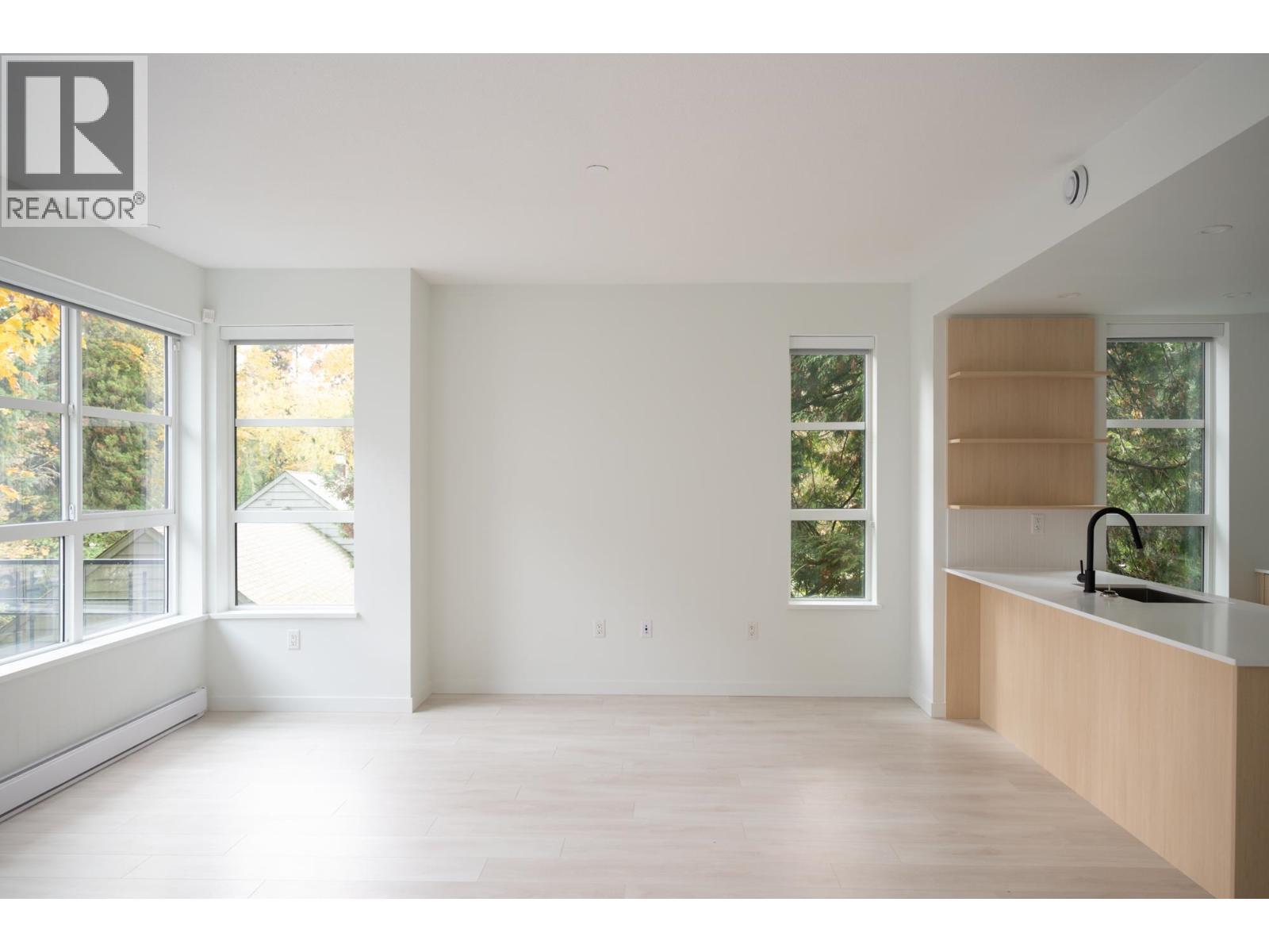 211 2045 HERITAGE PARK LANE, North Vancouver