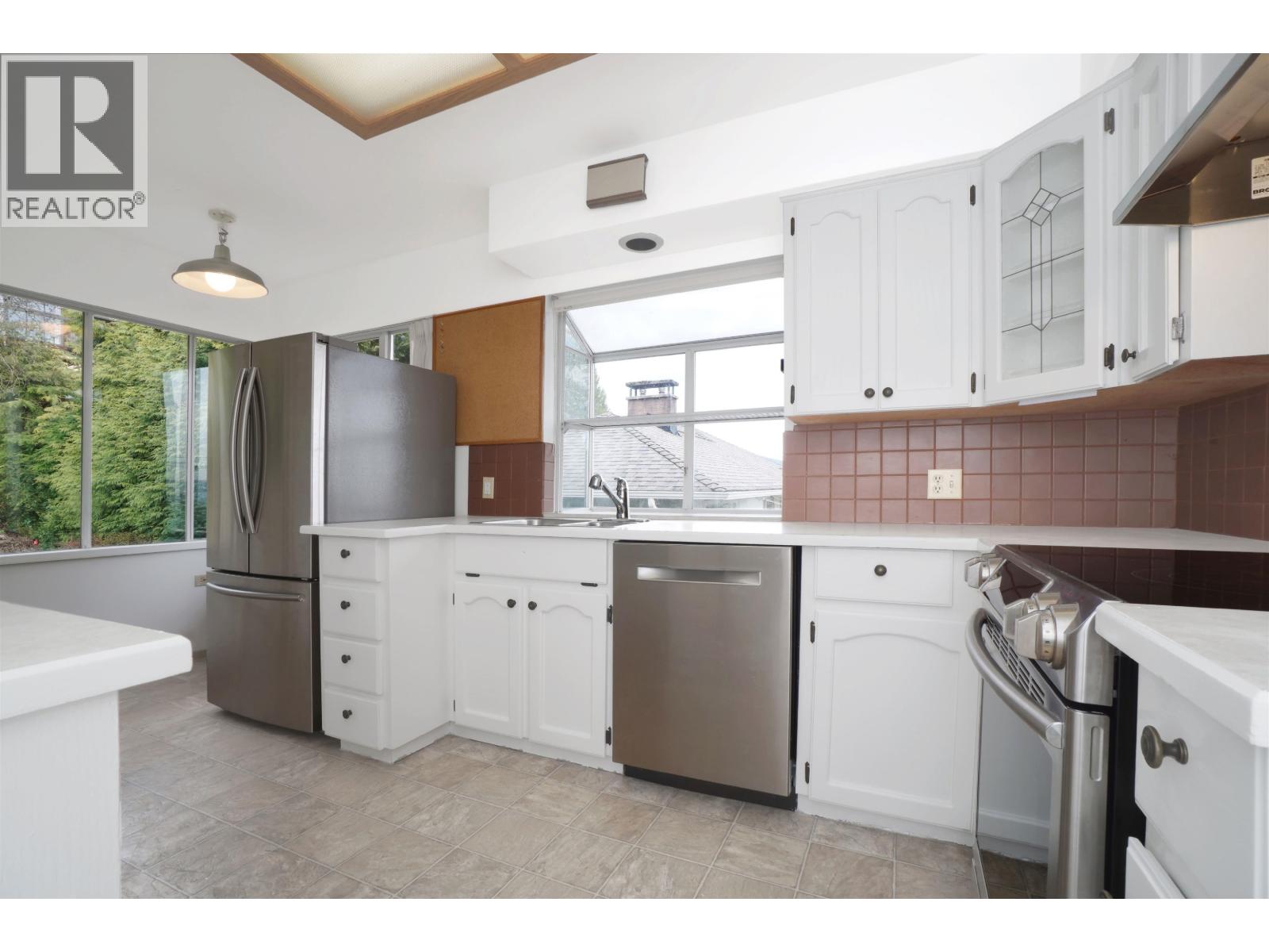 875 ESQUIMALT AVENUE, West Vancouver