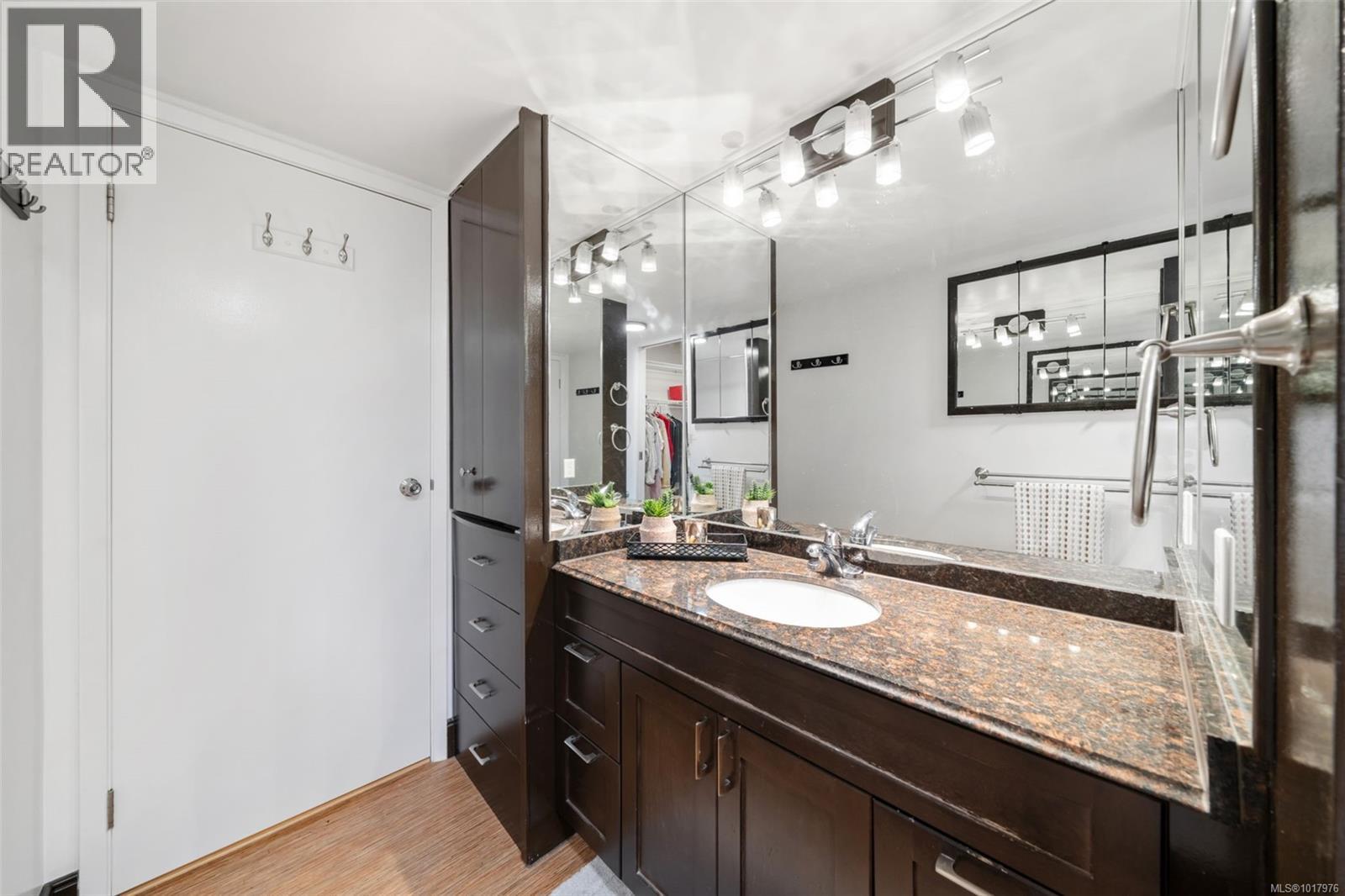 1002 327 Maitland Street, Victoria