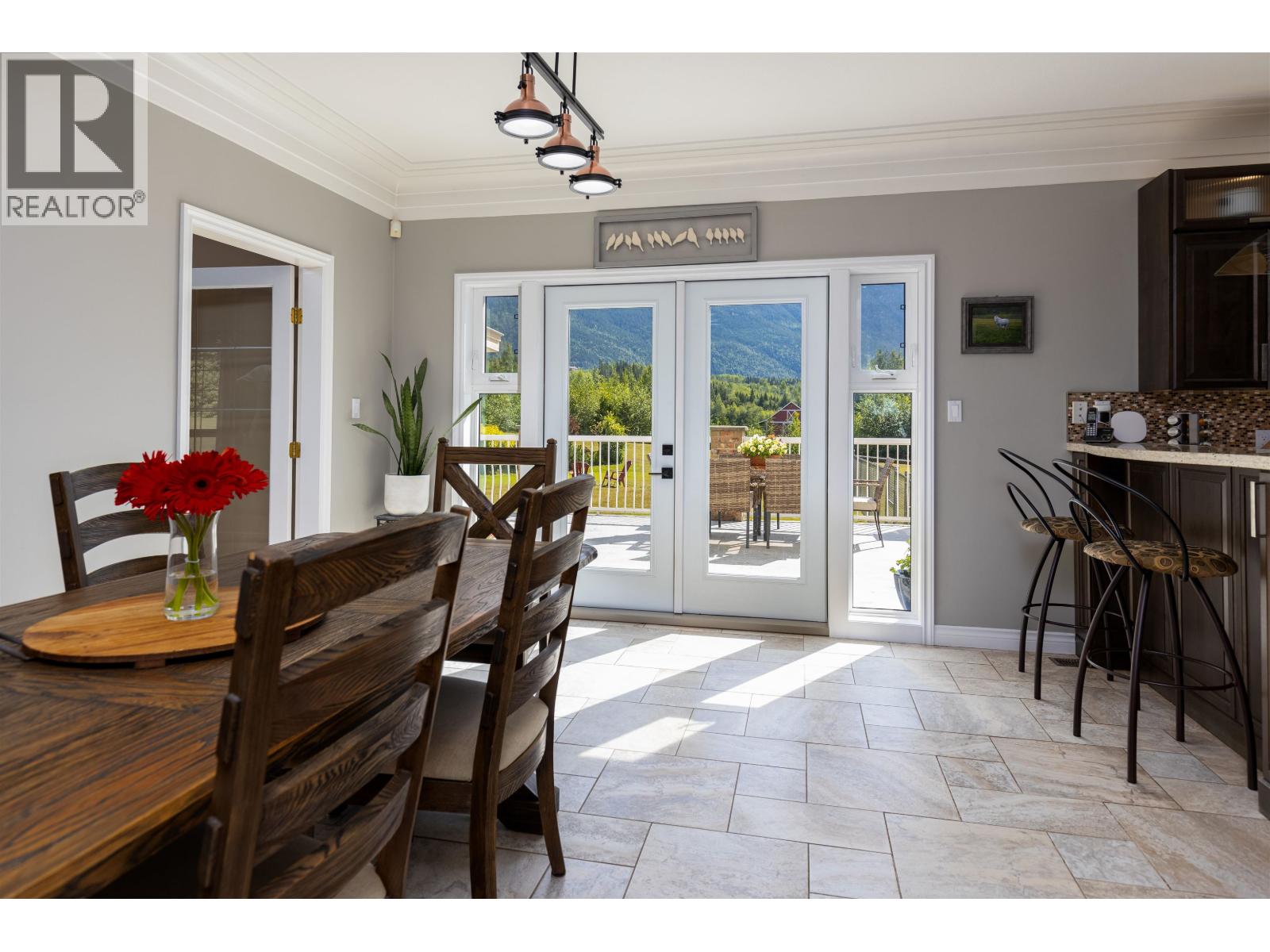 1920 LAUREL Street, Terrace