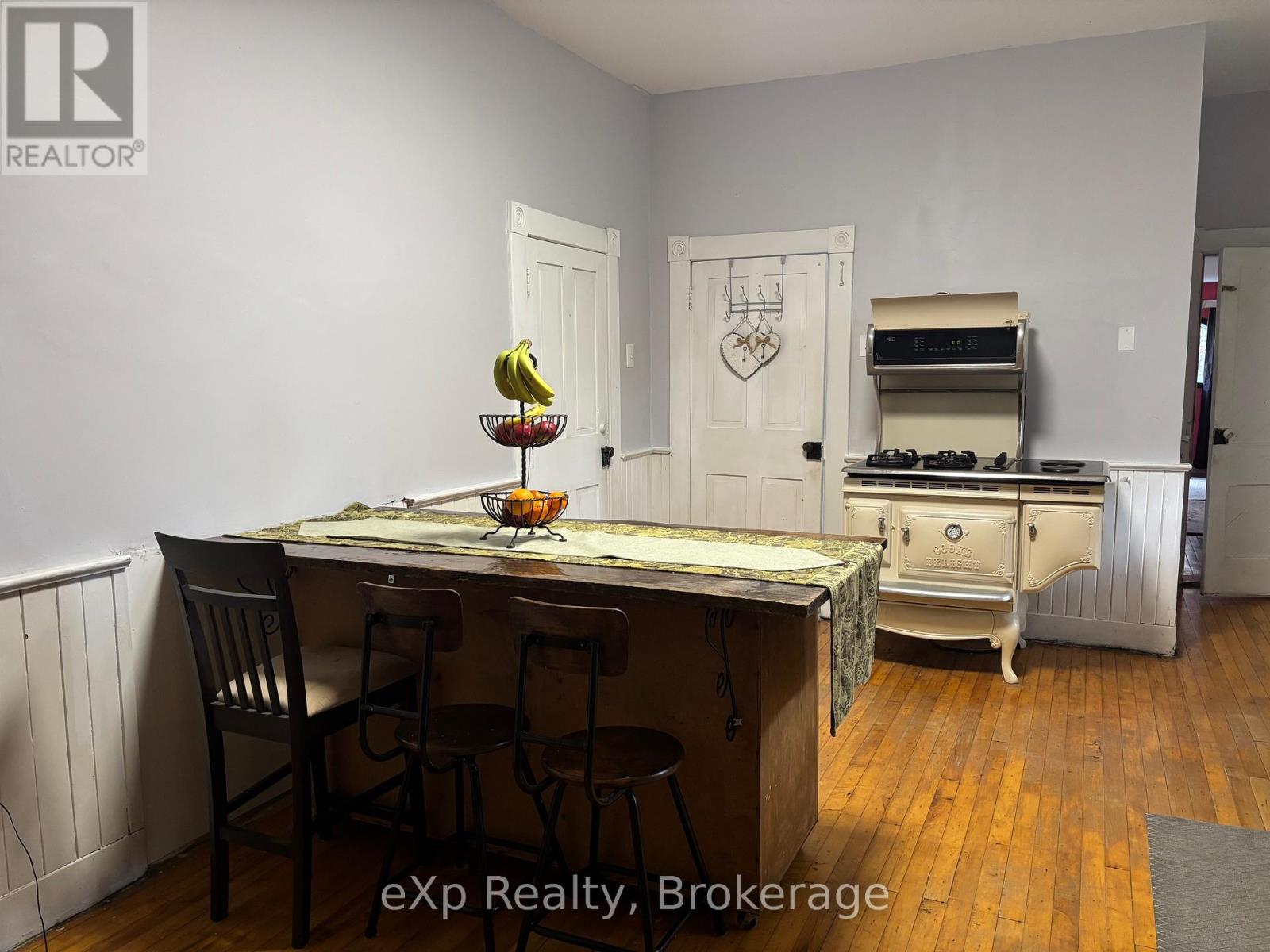 16 PETER STREET S - 22
