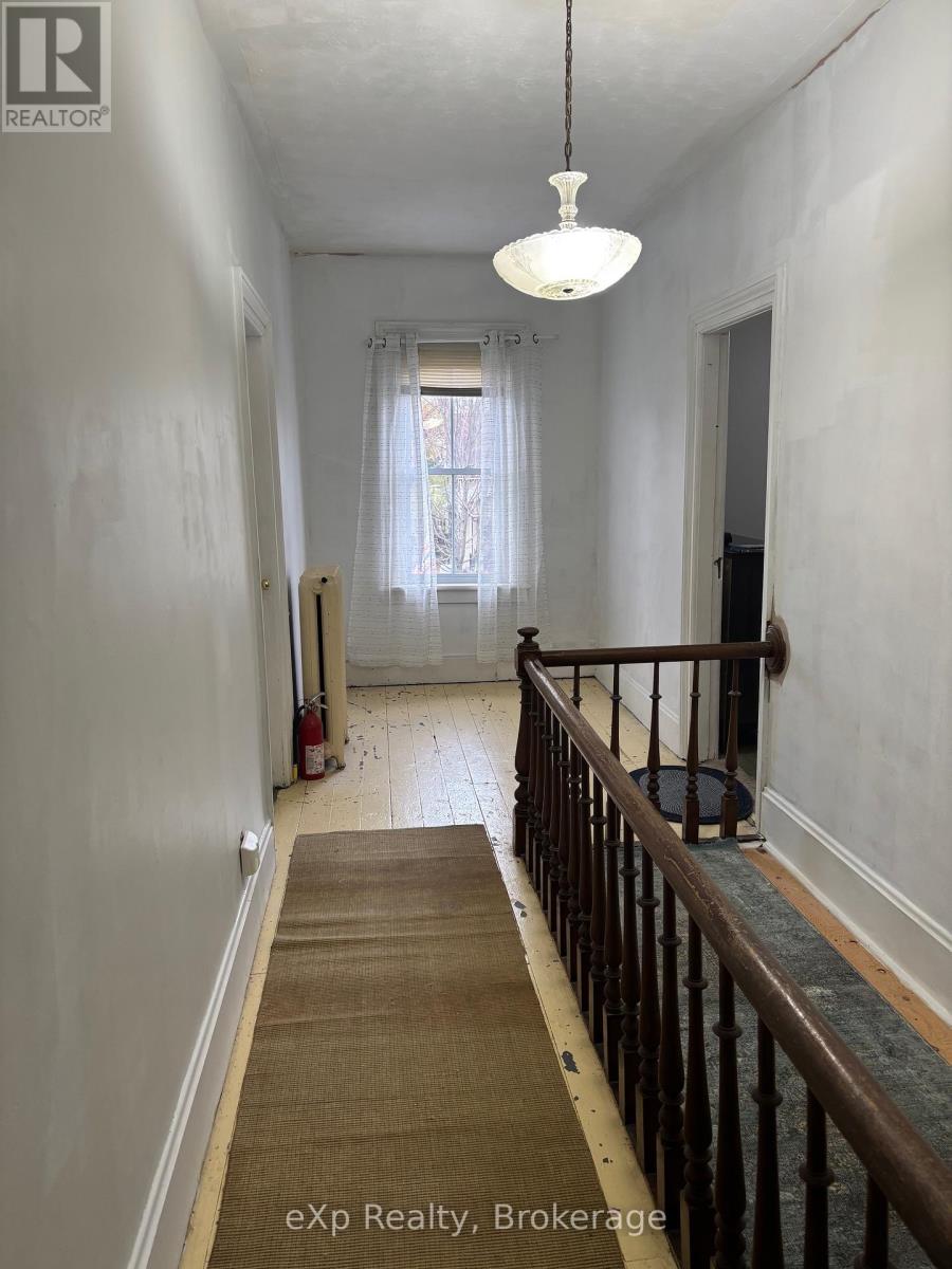 16 PETER STREET S - 32
