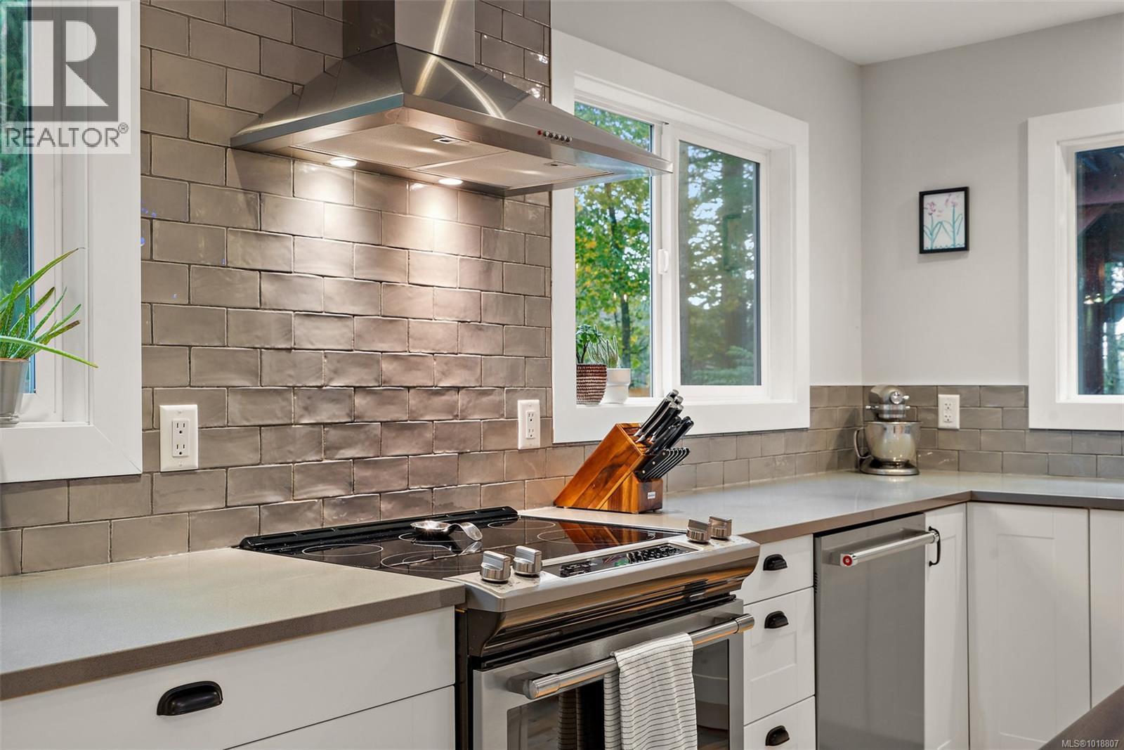 1409 Hillgrove Rd, North Saanich