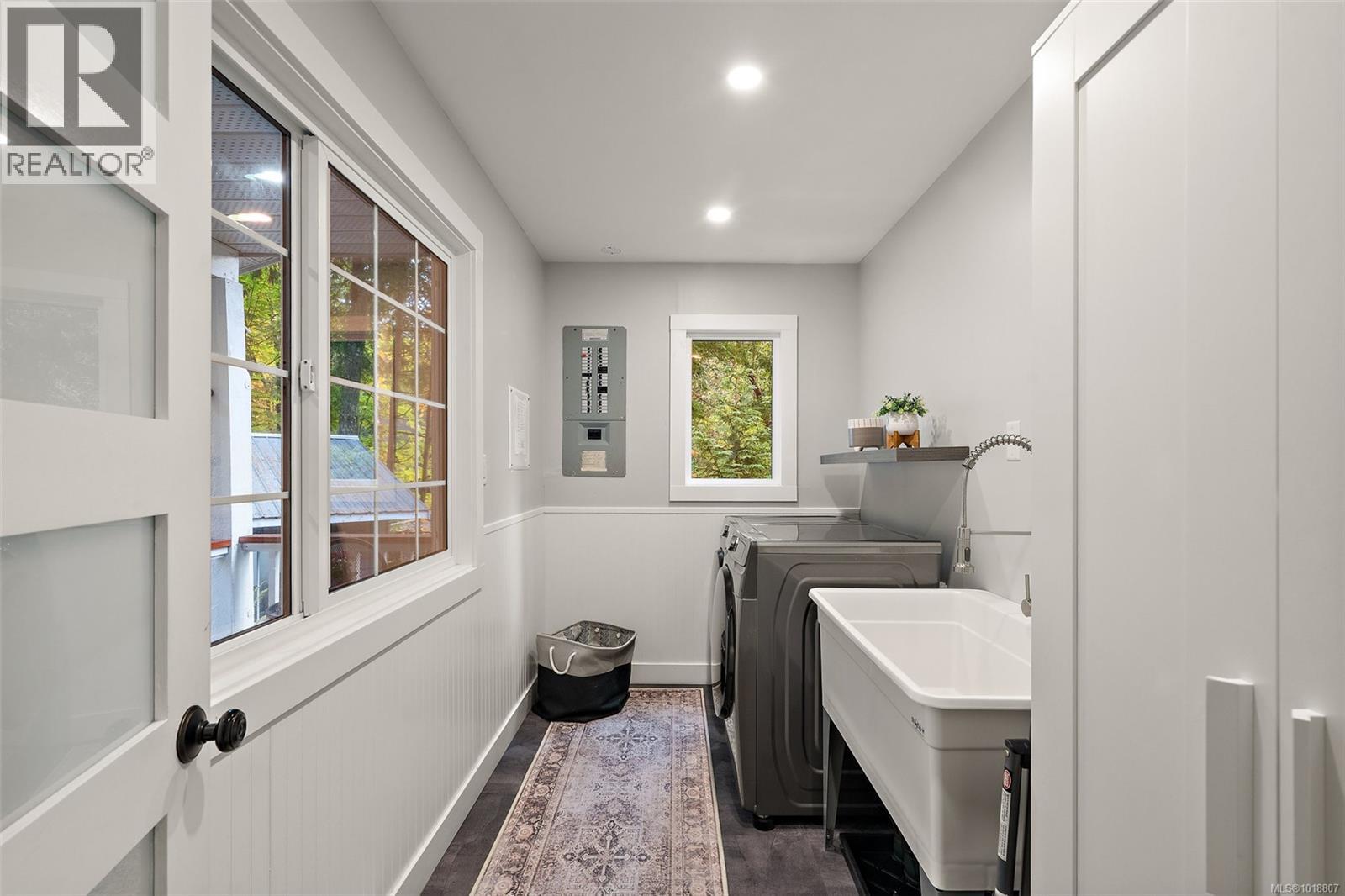 1409 Hillgrove Rd, North Saanich