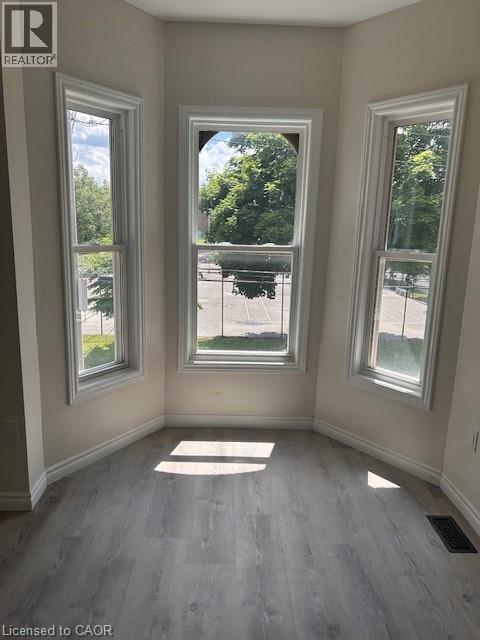 488 HUGHSON Street N - 17