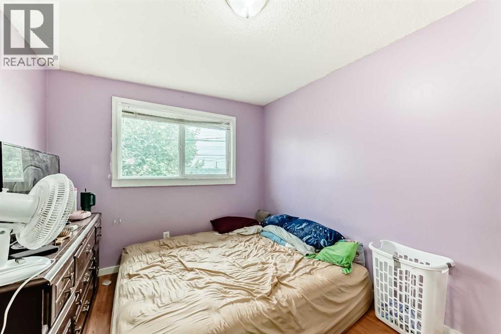 Single Family House Bi-level for Sale in  Penbrooke Close SE Penbrooke Meadows Calgary 