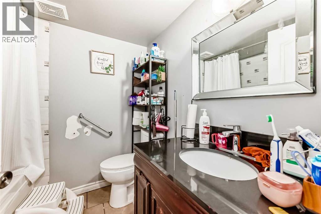 Single Family House Bi-level for Sale in  Penbrooke Close SE Penbrooke Meadows Calgary 