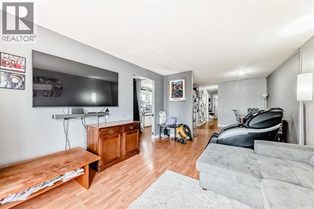 Single Family House Bi-level for Sale in  Penbrooke Close SE Penbrooke Meadows Calgary 