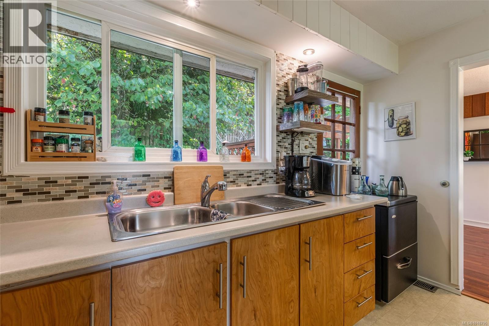 43 ROBERTA RD E - 11