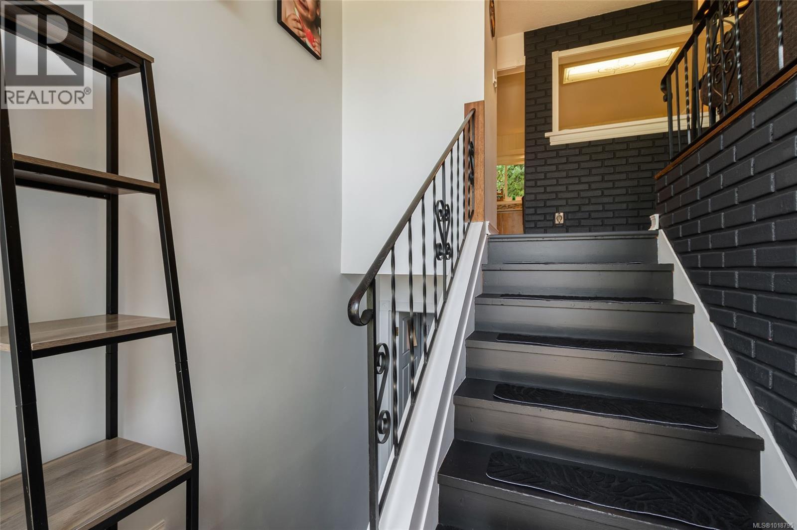 43 ROBERTA RD E - 28