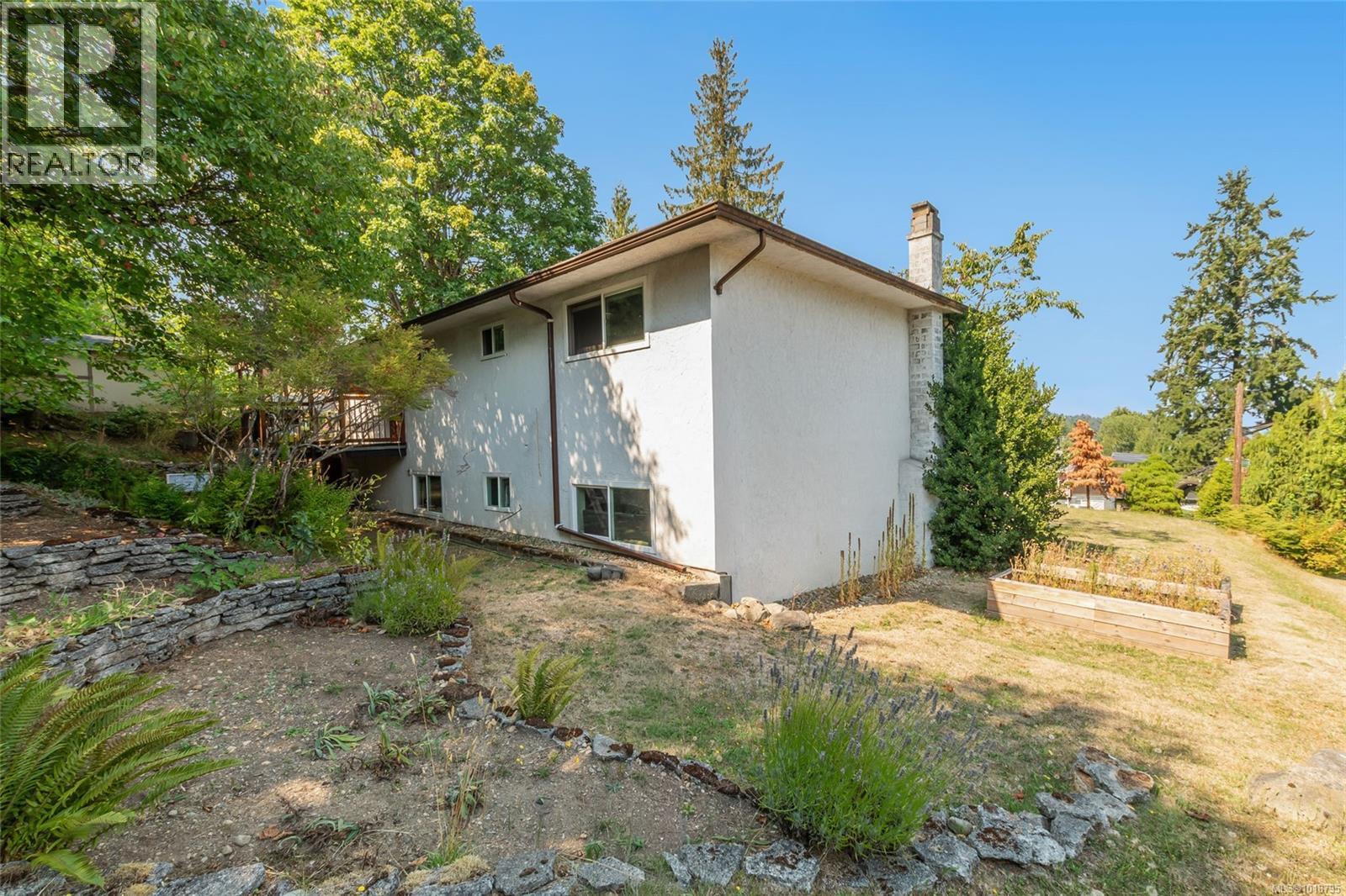 43 ROBERTA RD E - 33