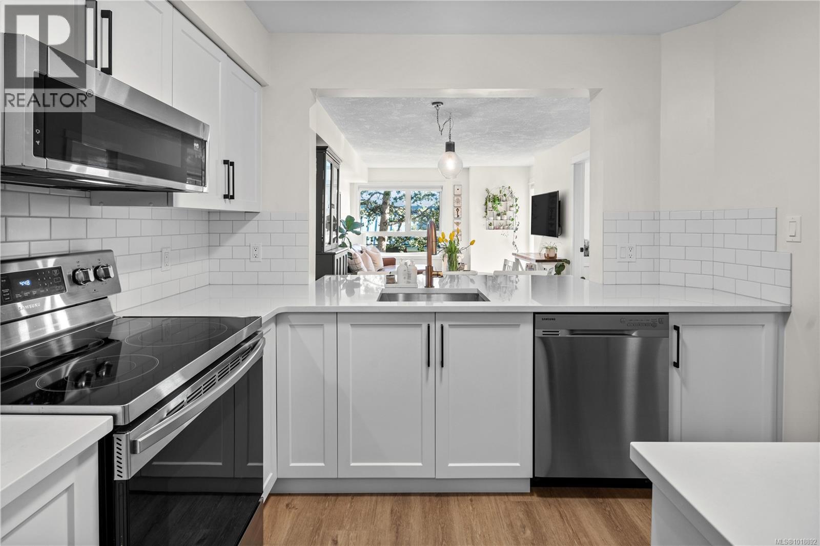 220 2245 James White Boulevard, Sidney