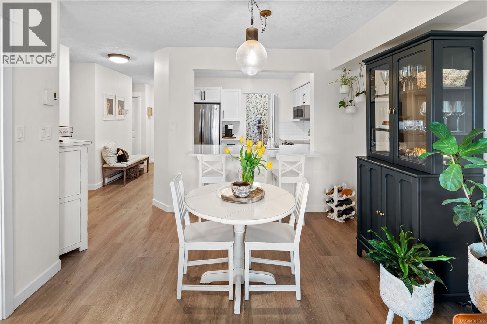 220 2245 James White Boulevard, Sidney