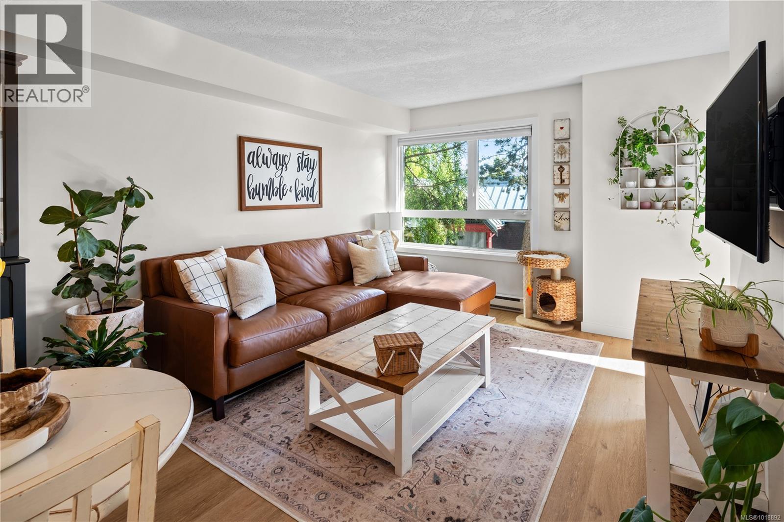 220 2245 James White Boulevard, Sidney