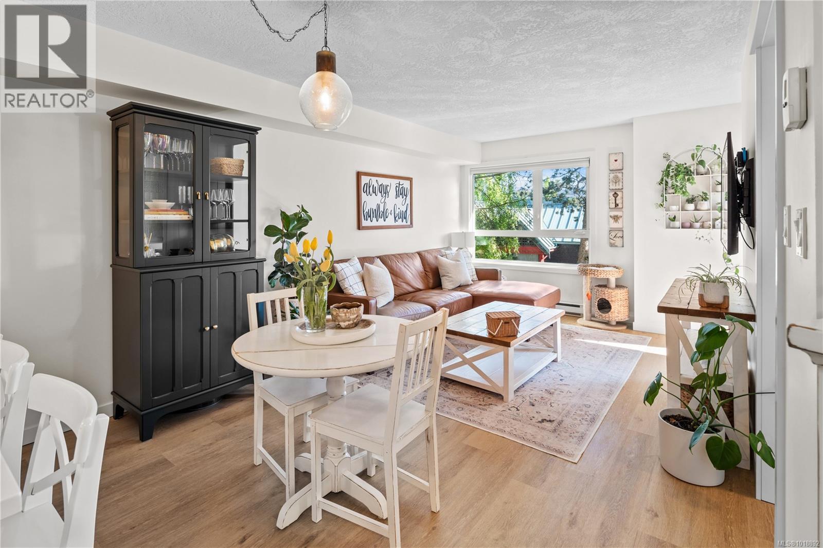 220 2245 James White Boulevard, Sidney