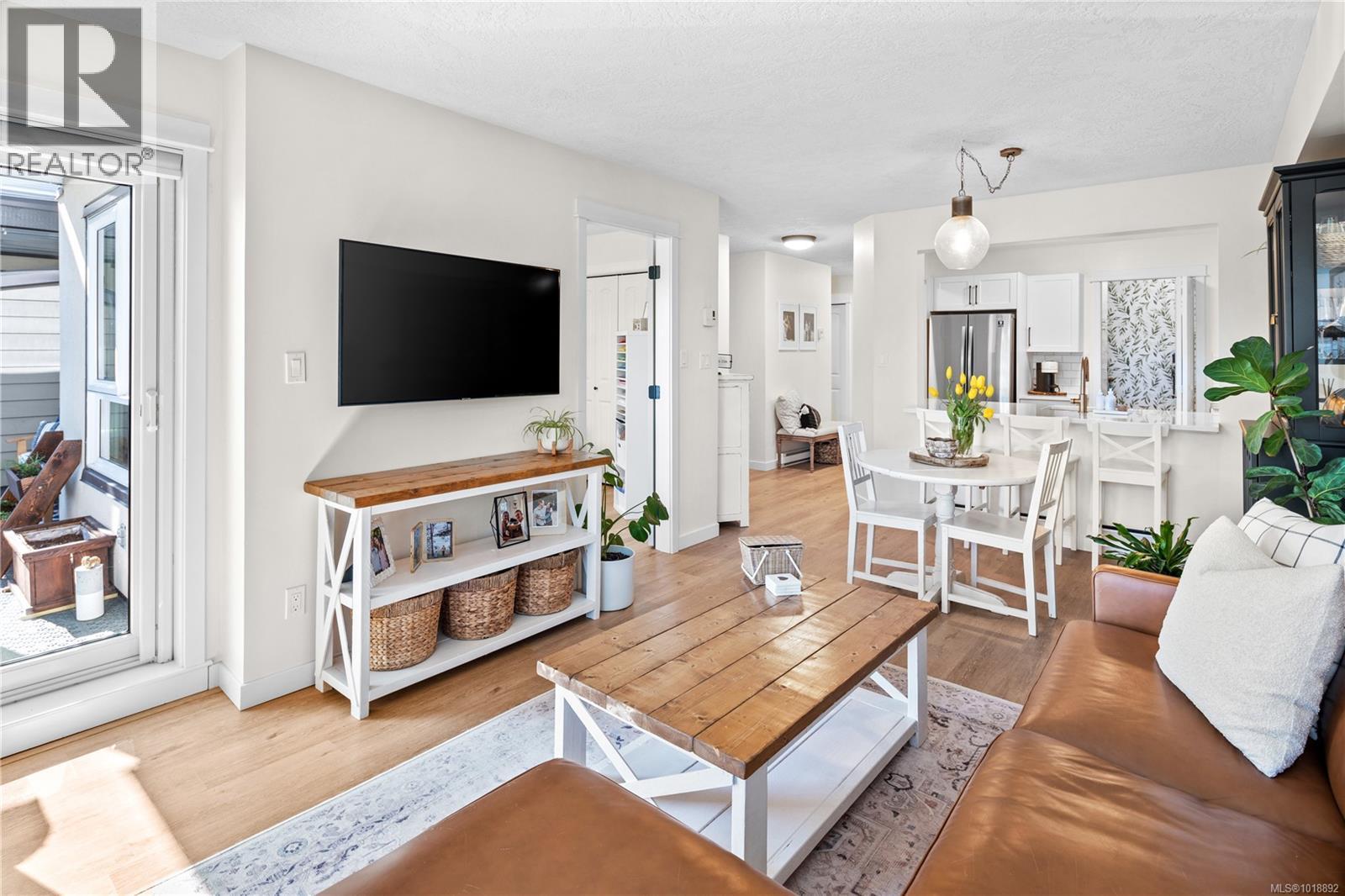 220 2245 James White Boulevard, Sidney