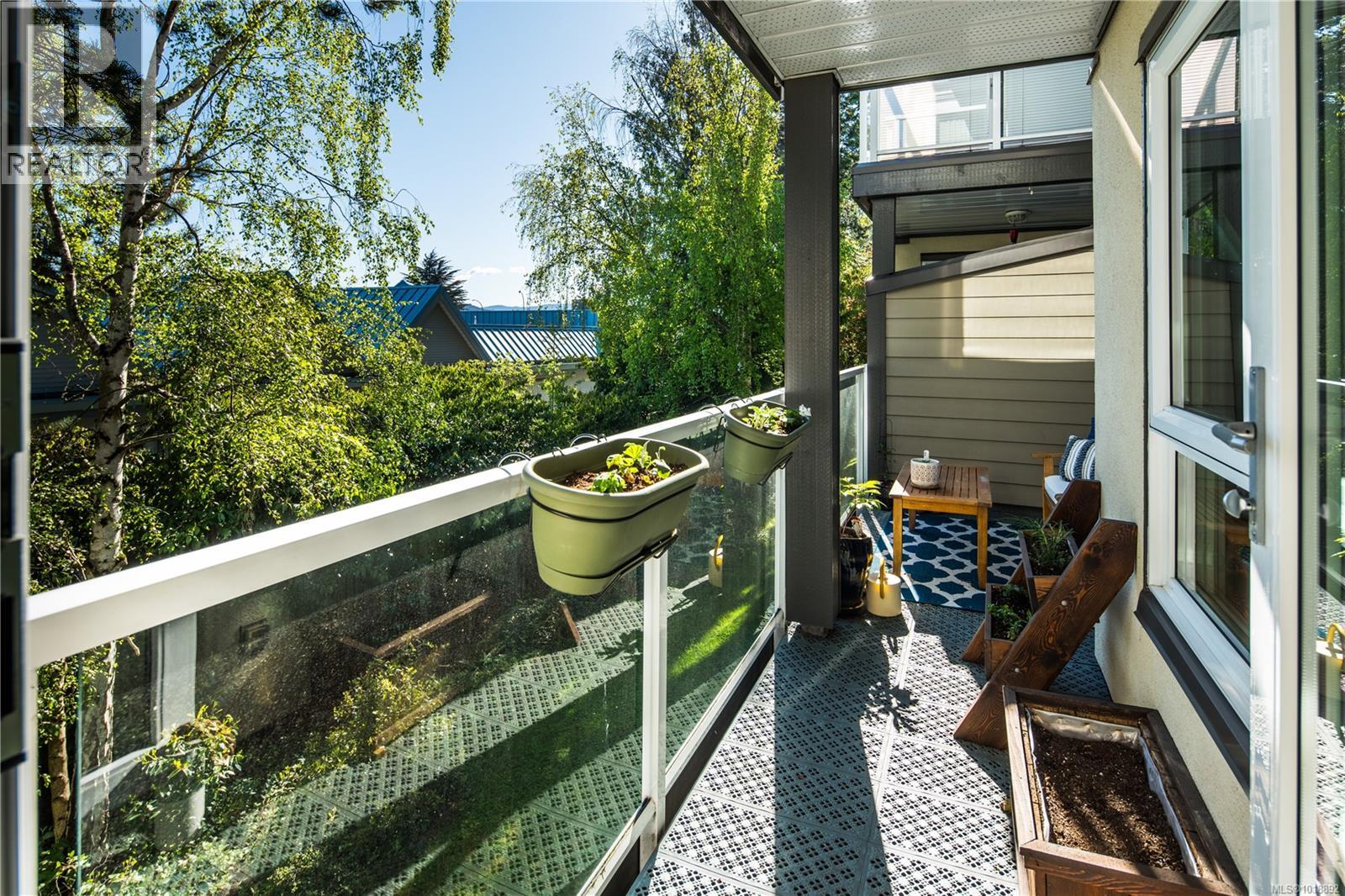 220 2245 James White Boulevard, Sidney