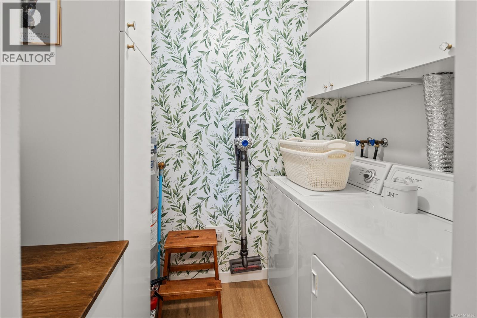 220 2245 James White Boulevard, Sidney