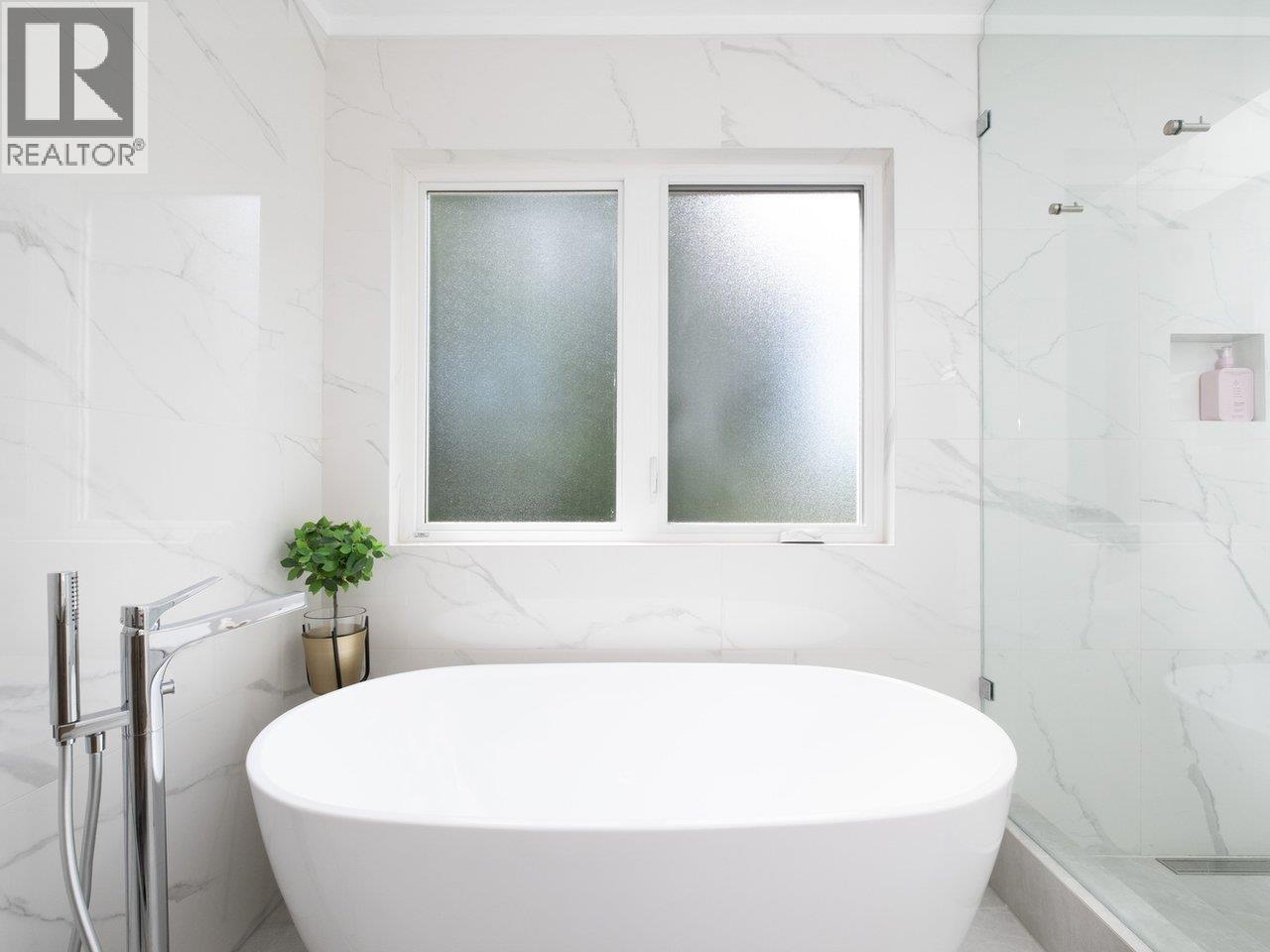 4283 CAPILANO ROAD, North Vancouver