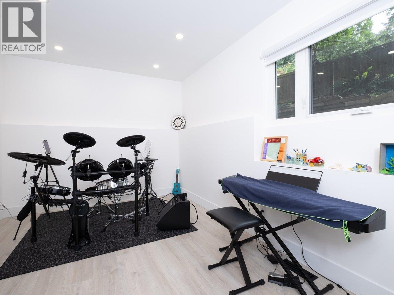 4283 CAPILANO ROAD, North Vancouver