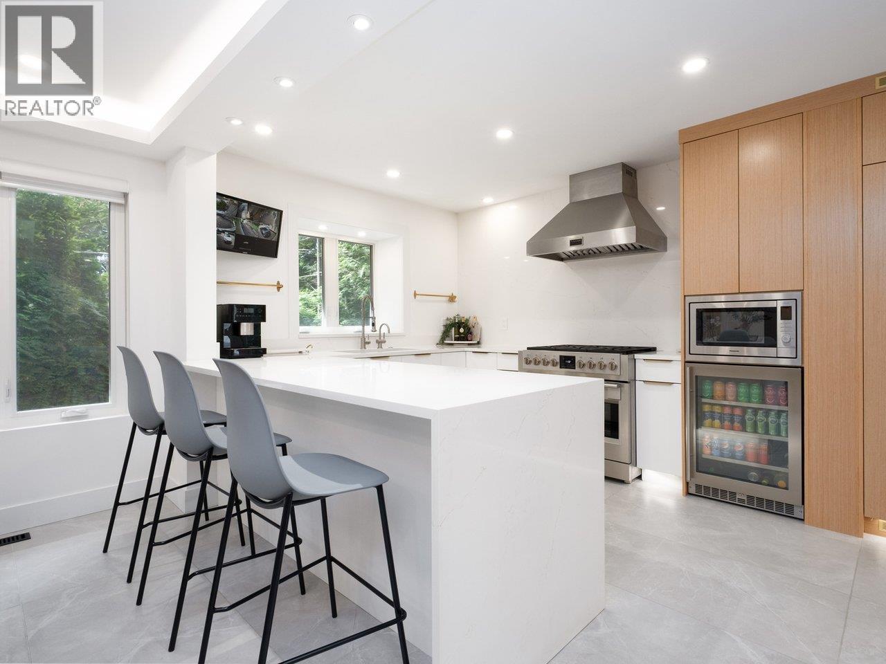 4283 CAPILANO ROAD, North Vancouver