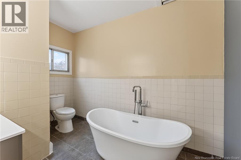 36 QUEENSWAY WAY - 32