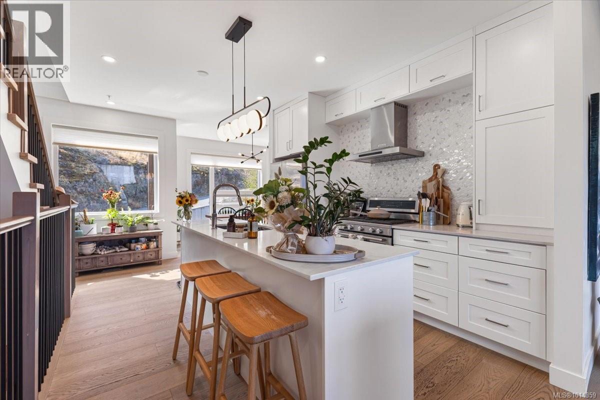 102 5711 Vanderneuk Rd, Nanaimo