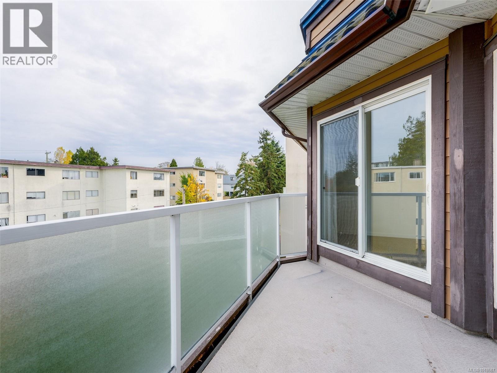 #405 2529 WARK ST - 24